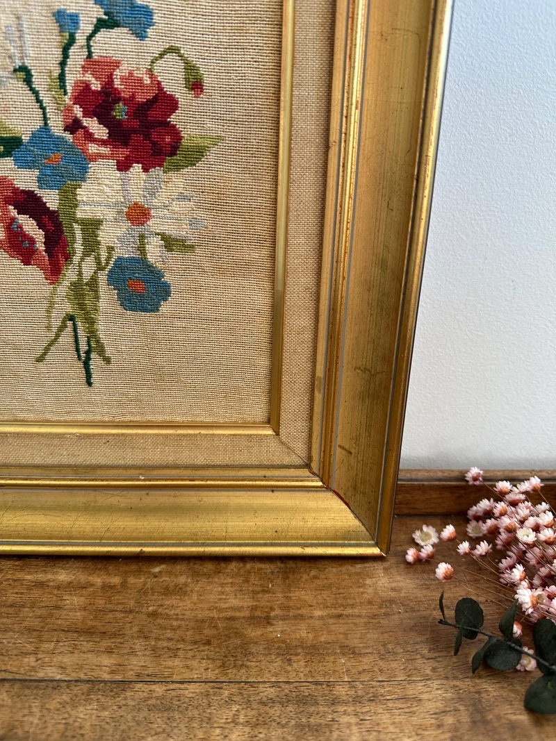 Broderie fleurs roses et bleues dans cadre doré début XX ème