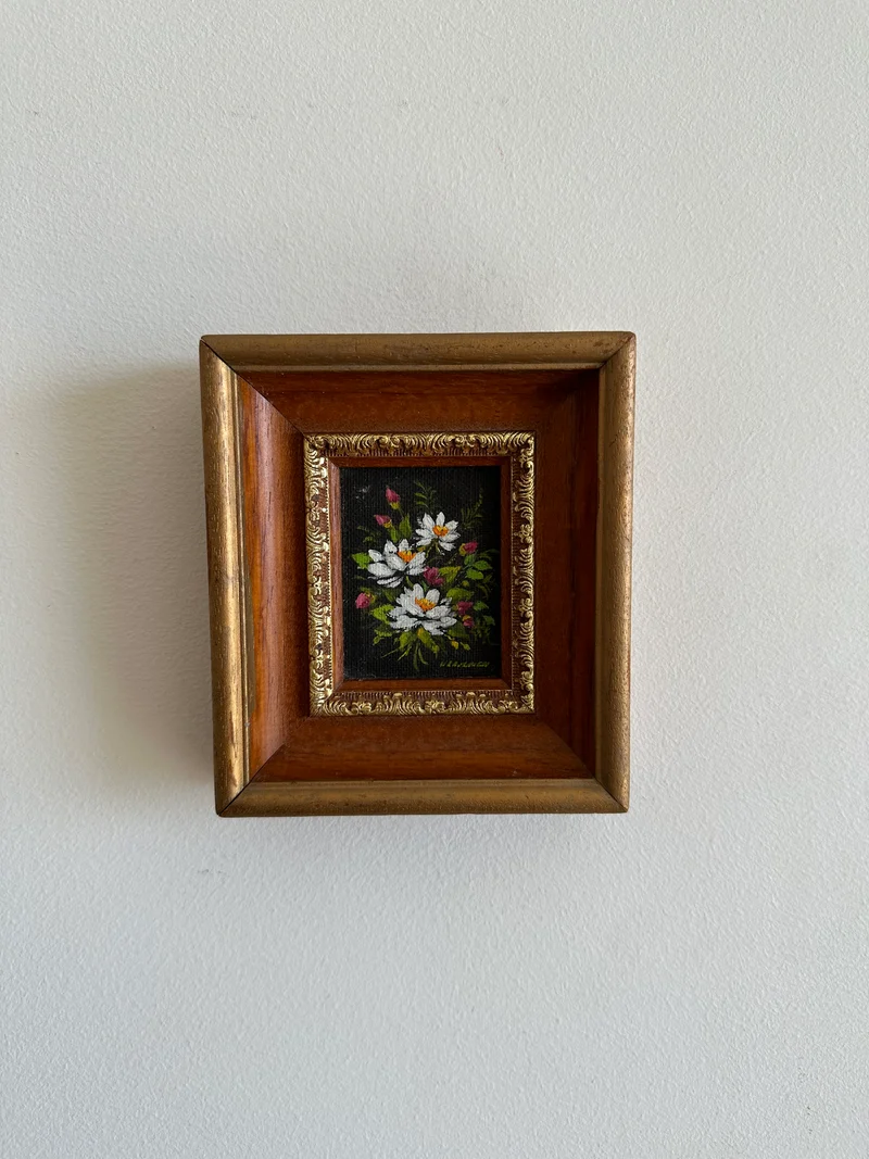 Peinture sur toile dans cadre en bois doré et caramel profond