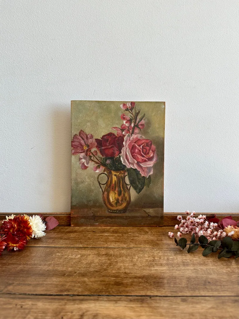 Peinture sur bois composition florale roses dans un pichet en cuivre début XXème signée au dos