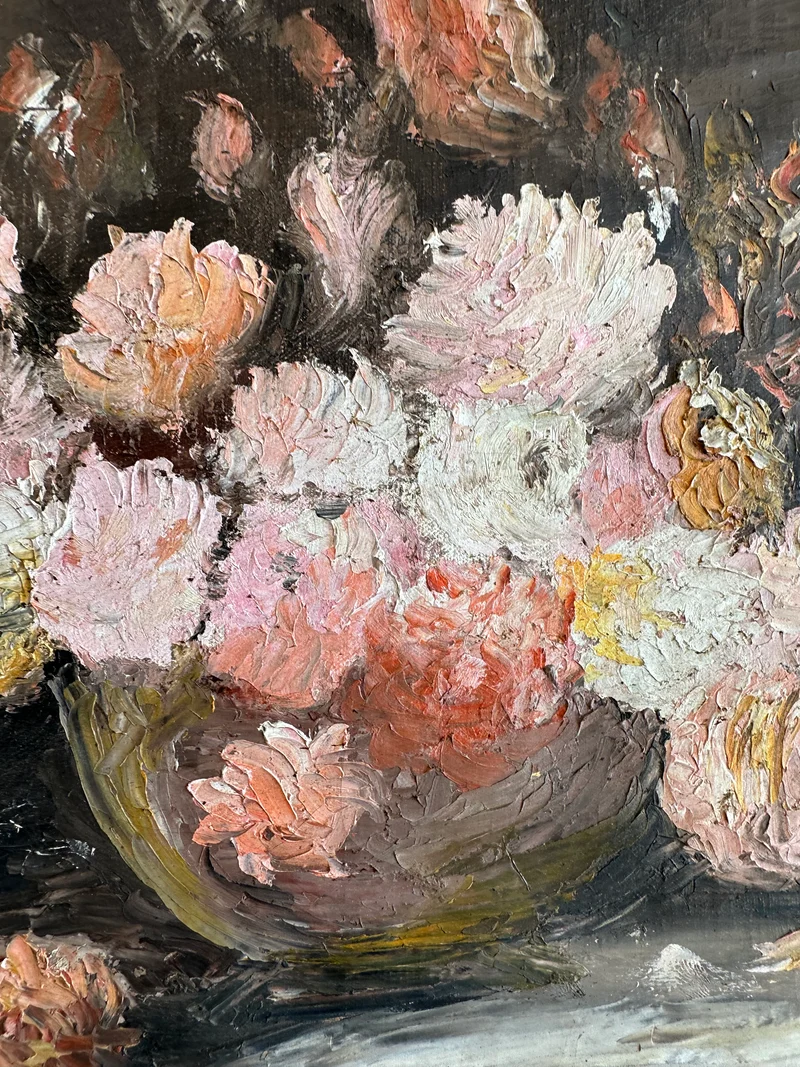 Peinture à l'huile sur toile signée, fond sombre fleurs roses