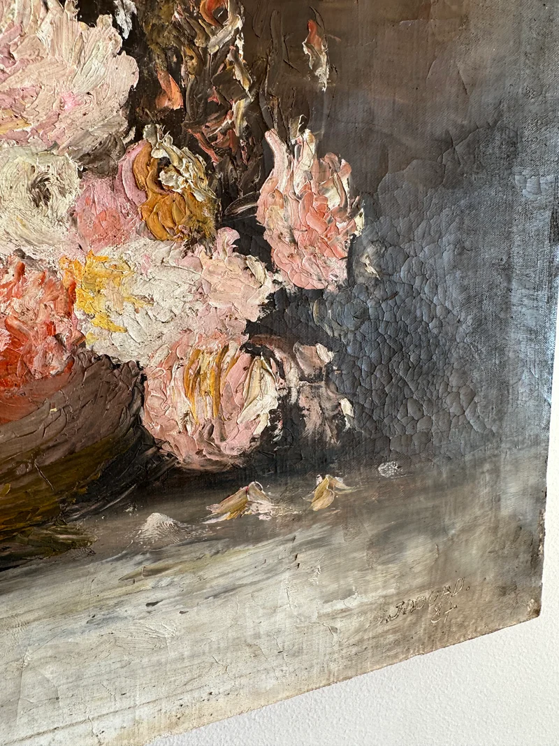 Peinture à l'huile sur toile signée, fond sombre fleurs roses
