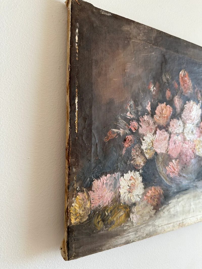 Peinture à l'huile sur toile signée, fond sombre fleurs roses