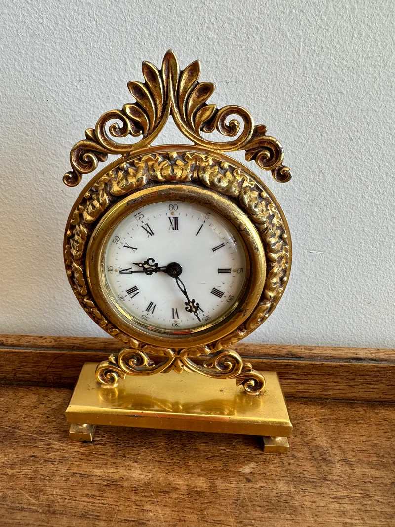 Horloge à poser en laiton avec fronton et ornement