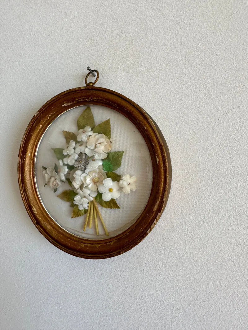 Fleurs en tissu sous verre bombé fond blanc cadre en bois doré