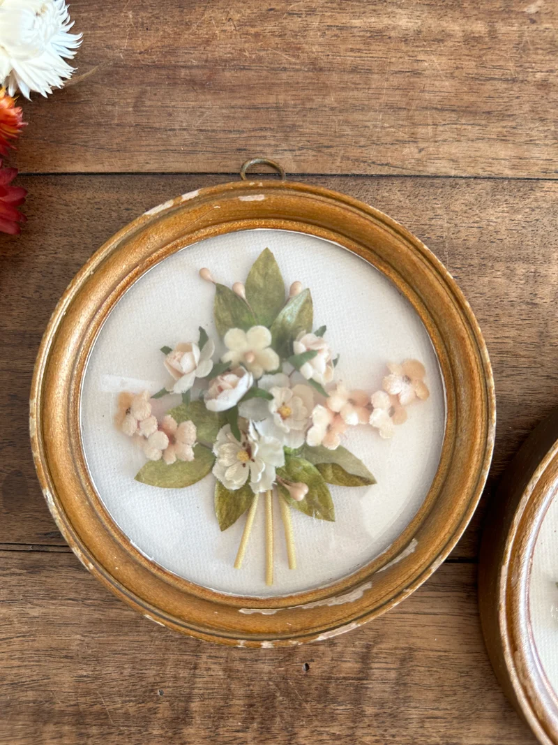 Fleurs en tissu sous verre bombé fond blanc cadre en bois doré