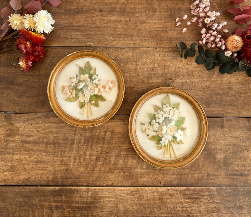 Fleurs en tissu sous verre bombé fond blanc cadre en bois doré