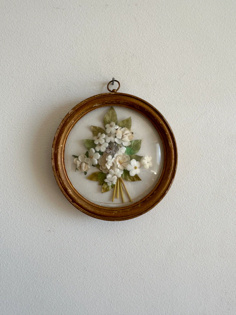 Fleurs en tissu sous verre bombé fond blanc cadre en bois doré