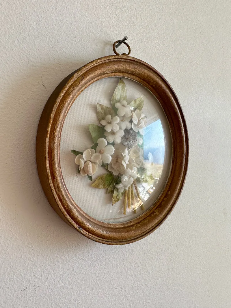 Fleurs en tissu sous verre bombé fond blanc cadre en bois doré