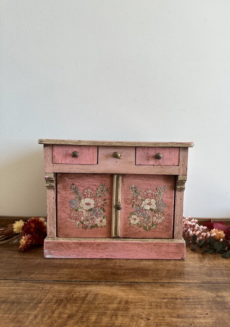 Coffre en bois artisanal peint en rose décoré de fleurs blanches