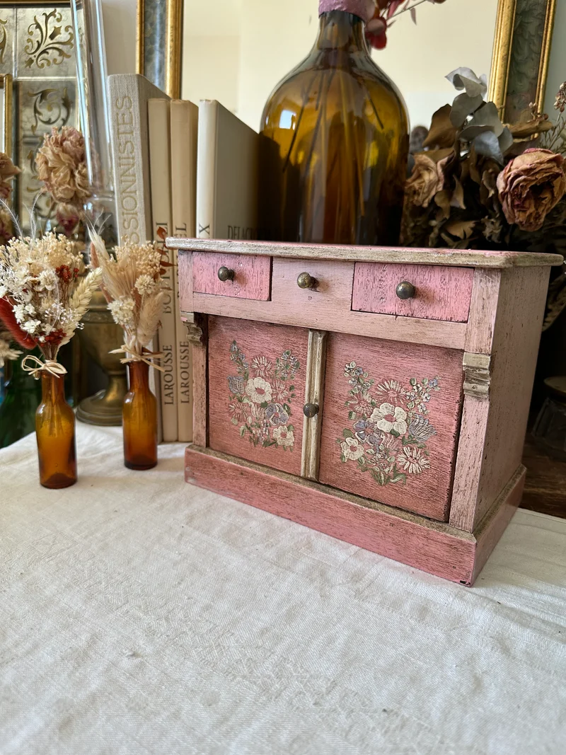 Coffre en bois artisanal peint en rose décoré de fleurs blanches