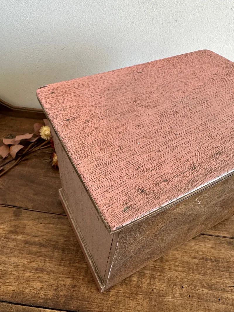 Coffre en bois artisanal peint en rose décoré de fleurs blanches