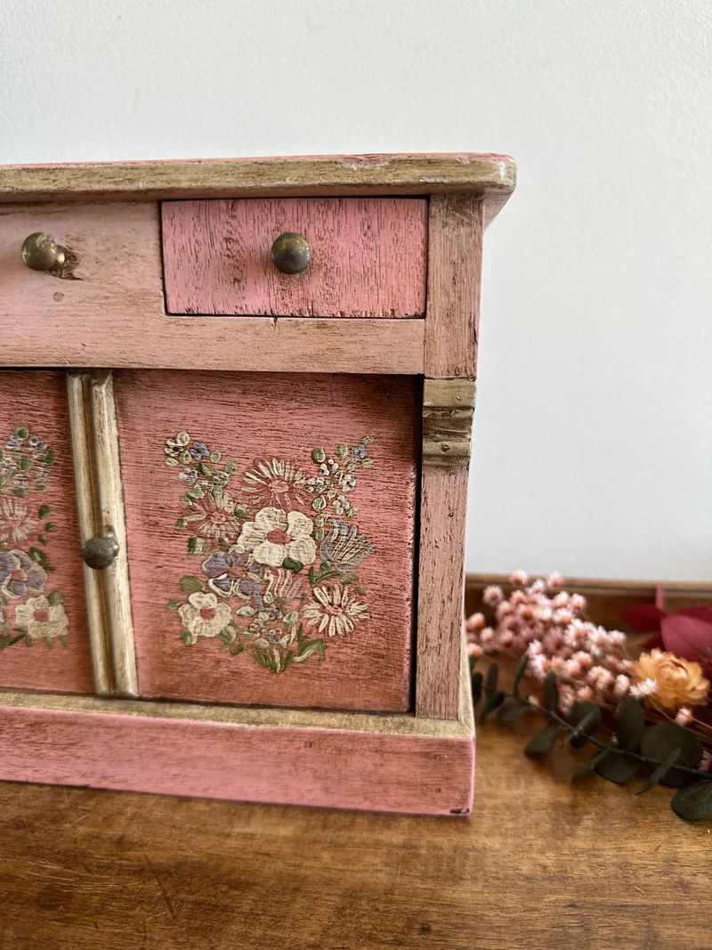 Coffre en bois artisanal peint en rose décoré de fleurs blanches