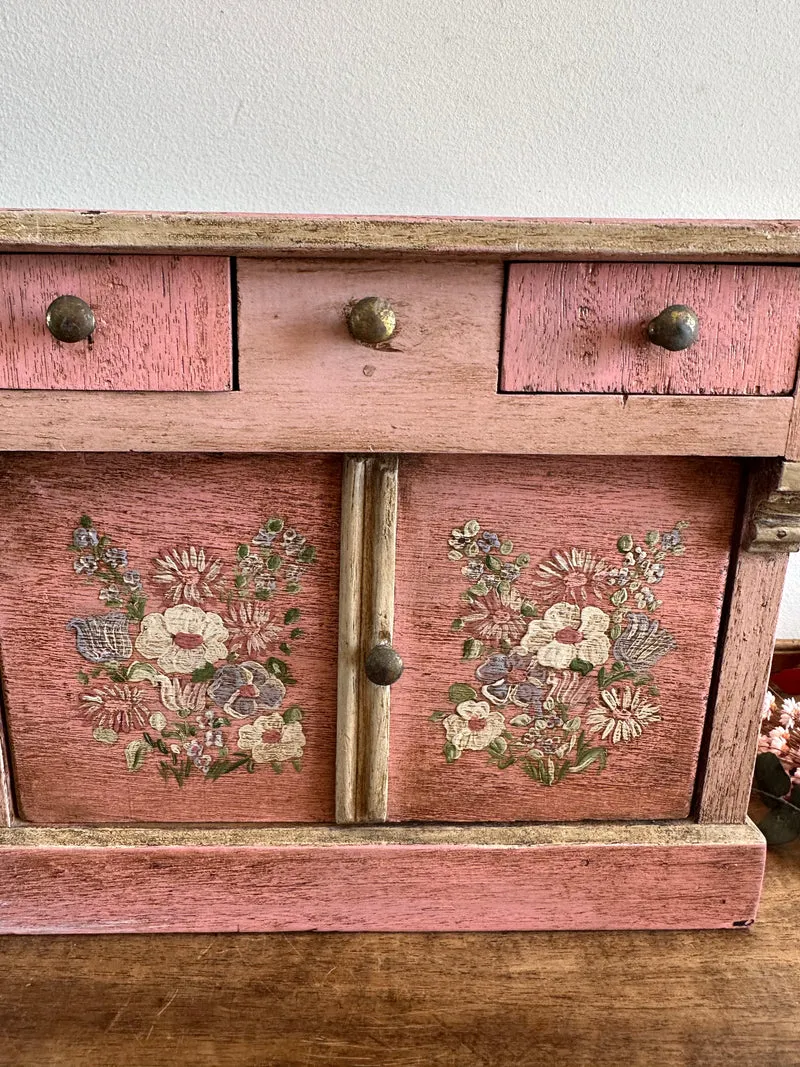 Coffre en bois artisanal peint en rose décoré de fleurs blanches