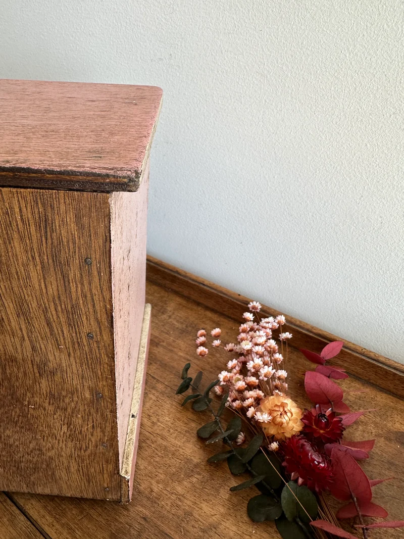 Coffre en bois artisanal peint en rose décoré de fleurs blanches