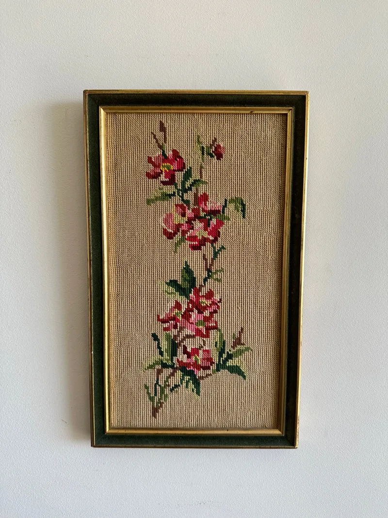 Broderie rectangulaire cadre en bois bordure velours vert.