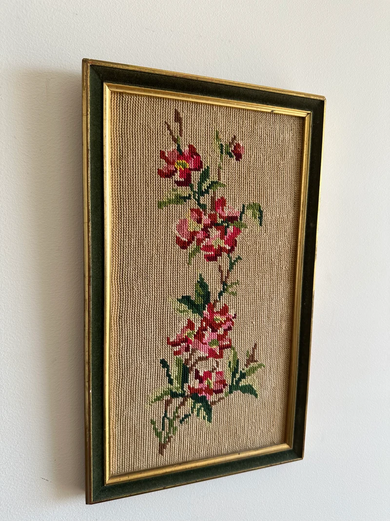 Broderie rectangulaire cadre en bois bordure velours vert.