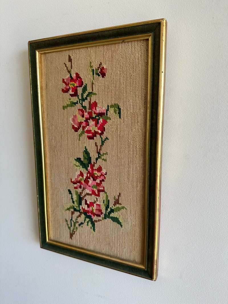 Broderie rectangulaire cadre en bois bordure velours vert.