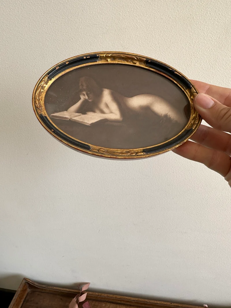 Jeune fille nue lisant cadre ovale en bois doré