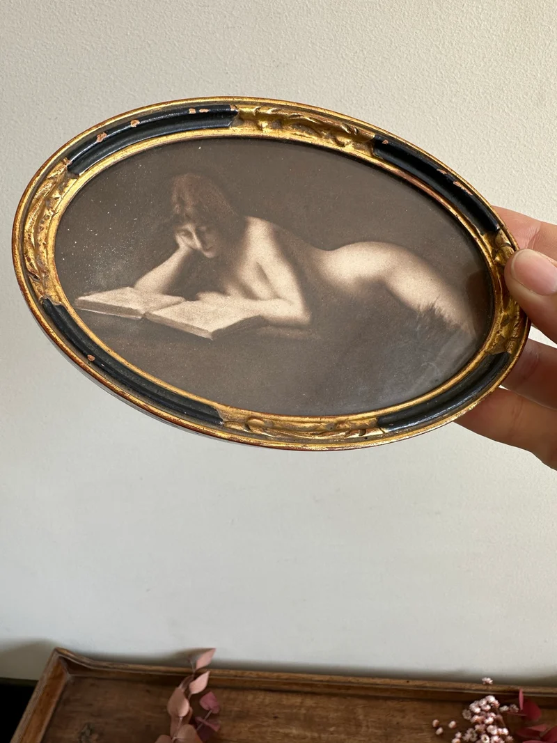 Jeune fille nue lisant cadre ovale en bois doré