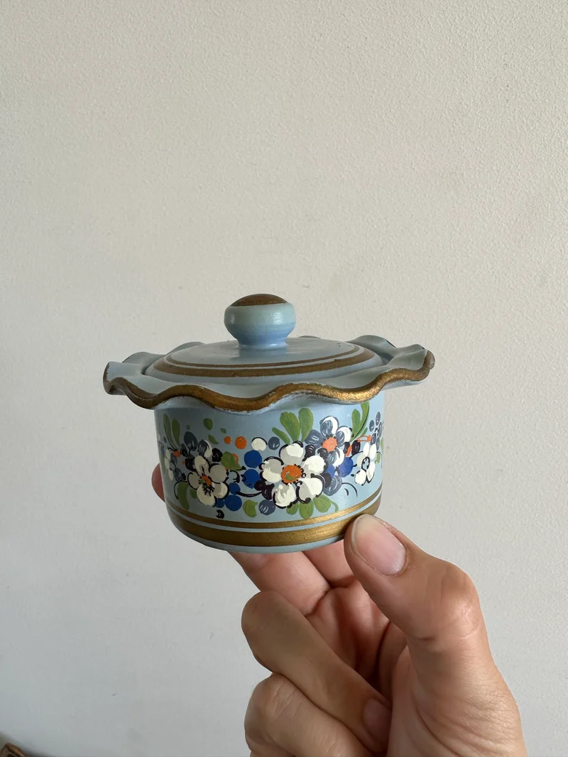 Bonbonnière en porcelaine peinte à la main