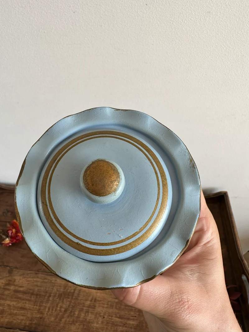 Bonbonnière en porcelaine peinte à la main