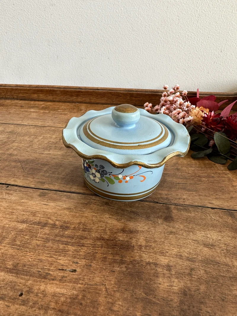 Bonbonnière en porcelaine peinte à la main