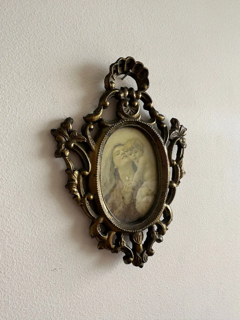 Cadre travaillé baroque en laiton doré