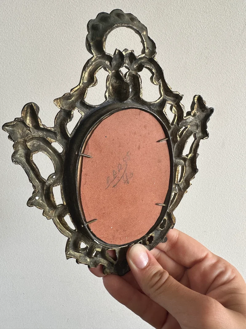 Cadre travaillé baroque en laiton doré