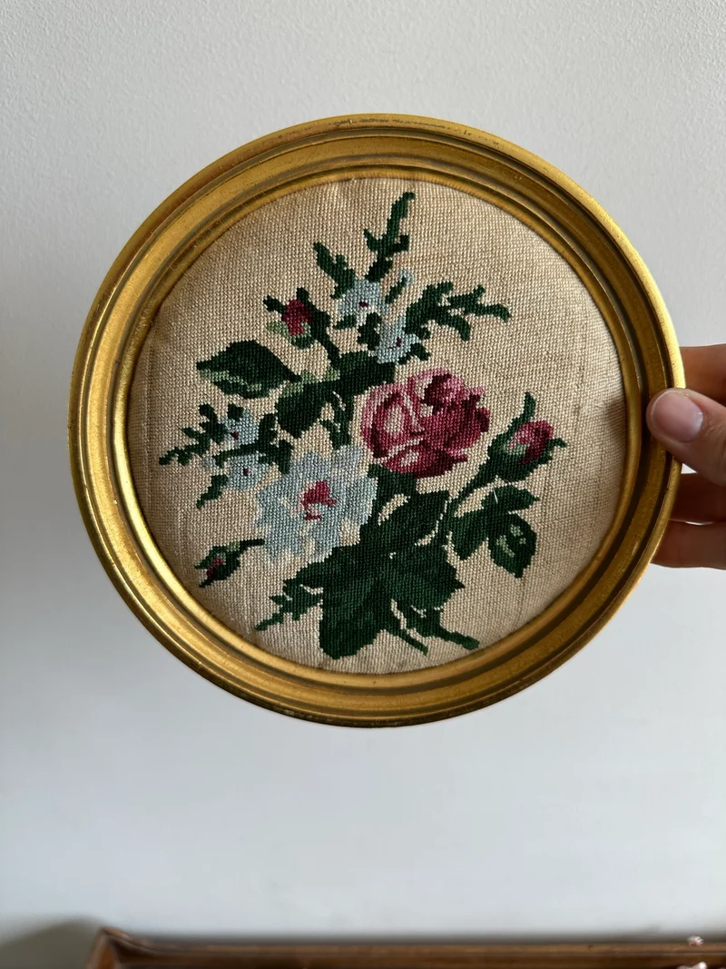 Broderie ronde cadre doré en bois