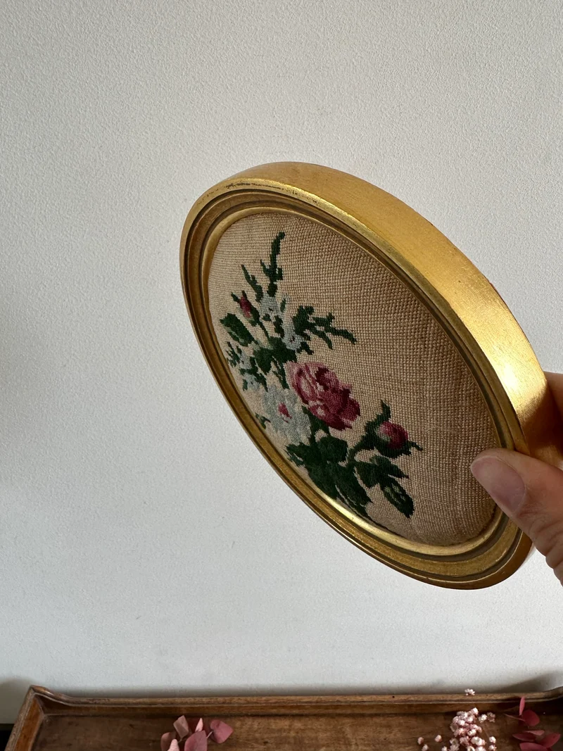 Broderie ronde cadre doré en bois