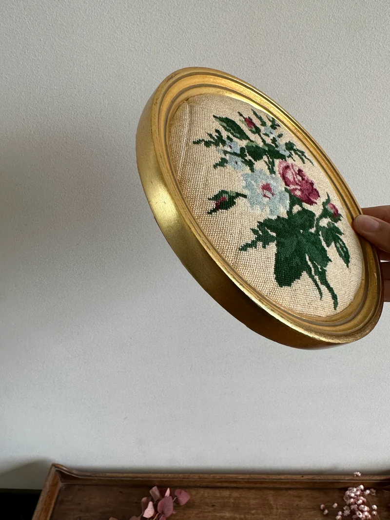 Broderie ronde cadre doré en bois