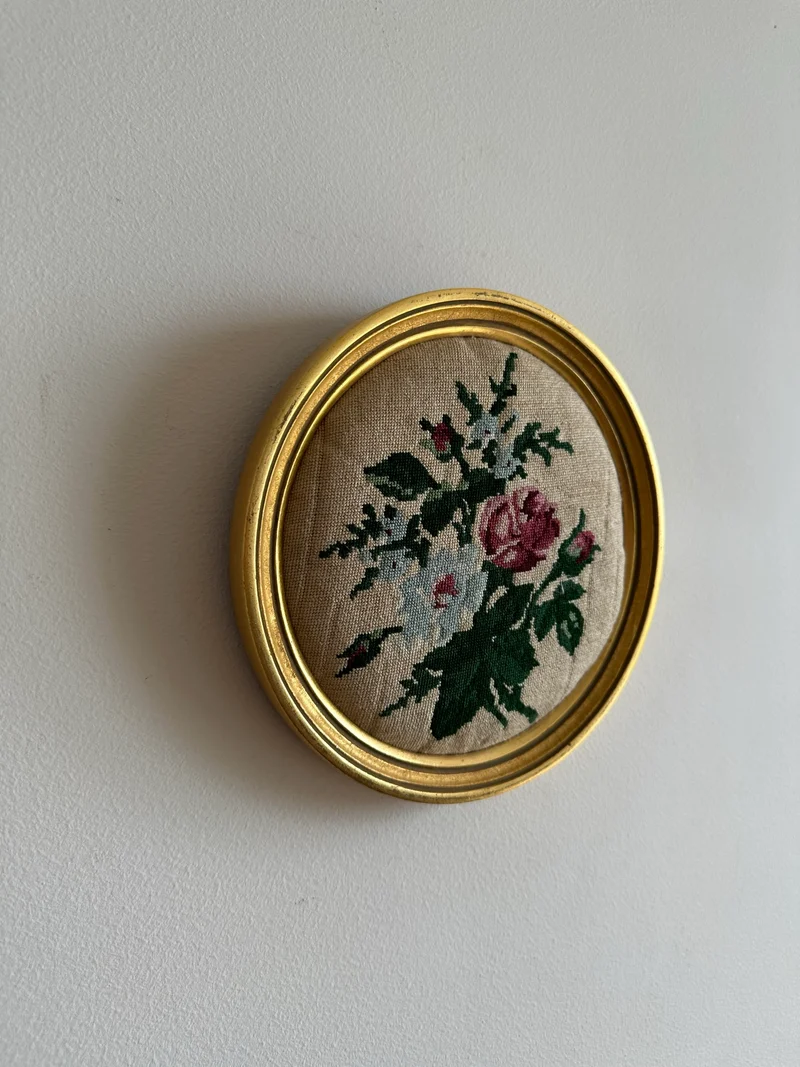 Broderie ronde cadre doré en bois