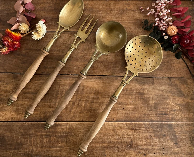 Couverts en laiton et manches en bois x 4
