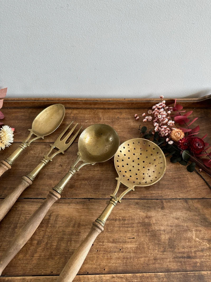 Couverts en laiton et manches en bois x 4