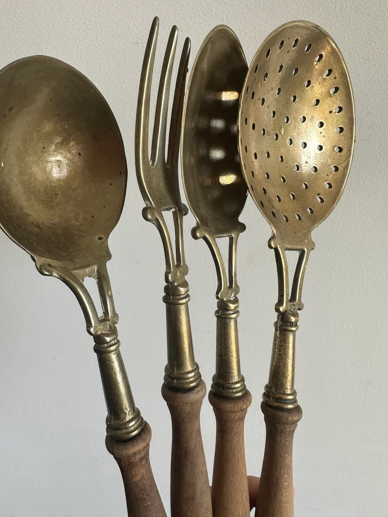 Couverts en laiton et manches en bois x 4
