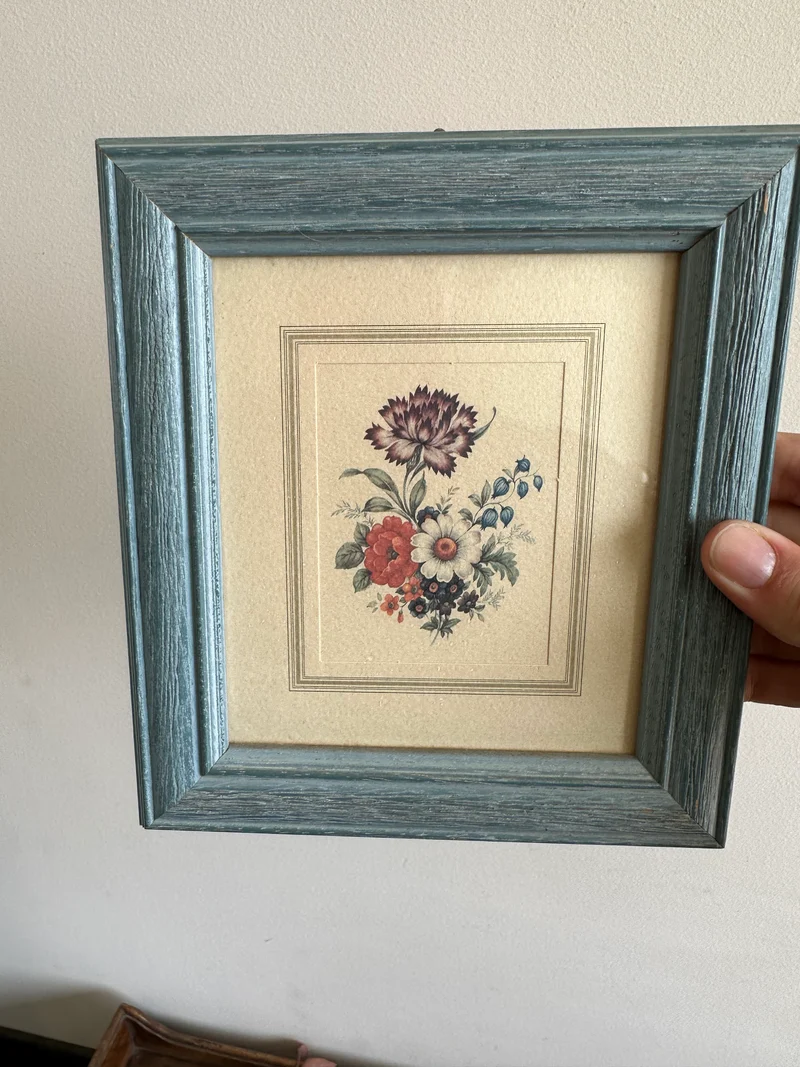 Représentation florale dans cadre en bois bleu