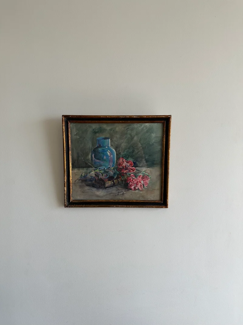 Peinture fleurs roses sur fond bleu cadre en bois bleu et or