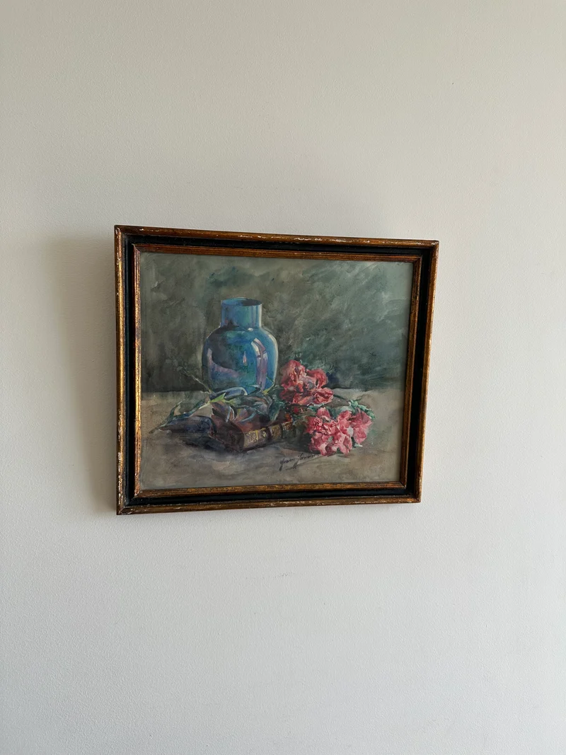 Peinture fleurs roses sur fond bleu cadre en bois bleu et or