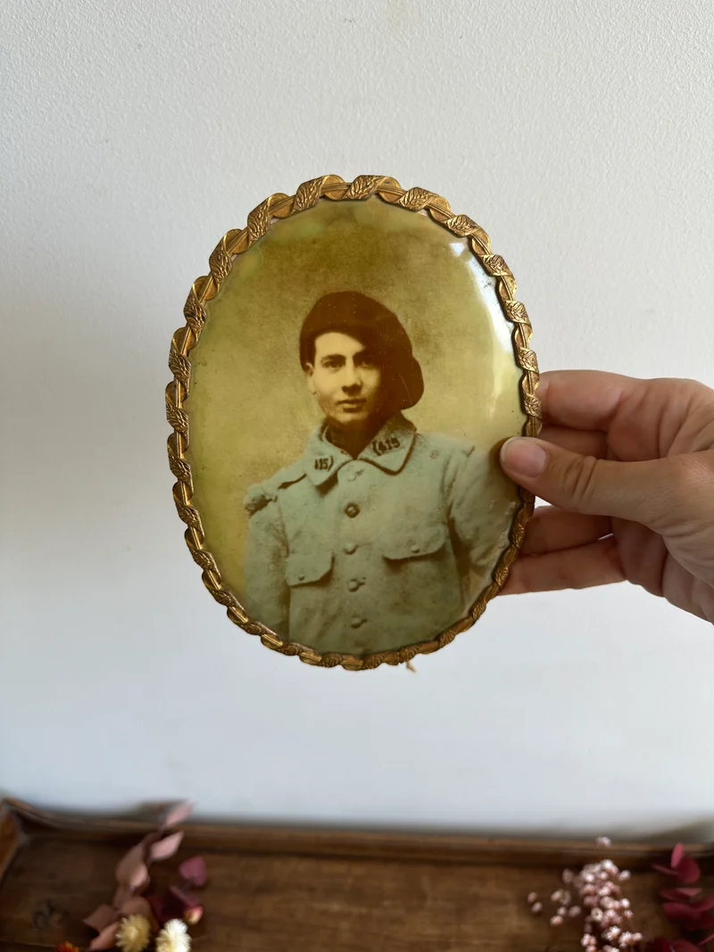 Photographie poilu dans cadre en laiton à poser