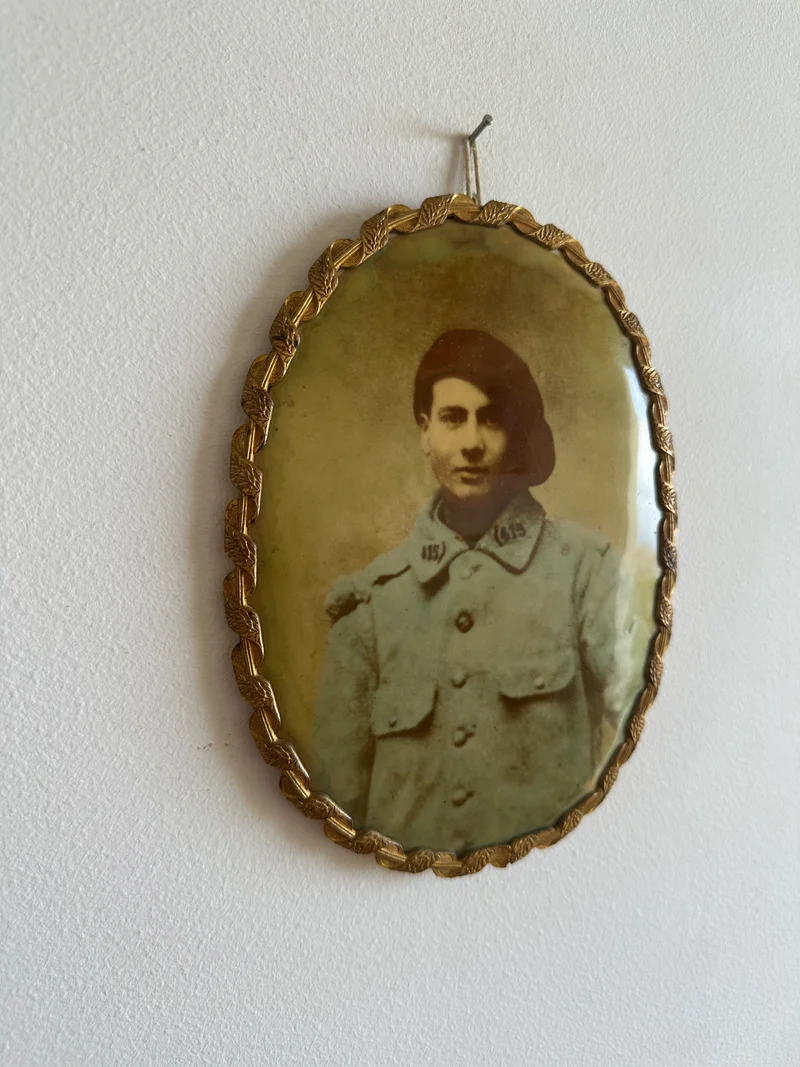 Photographie poilu dans cadre en laiton à poser