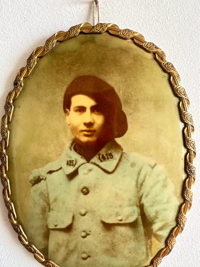Photographie poilu dans cadre en laiton à poser