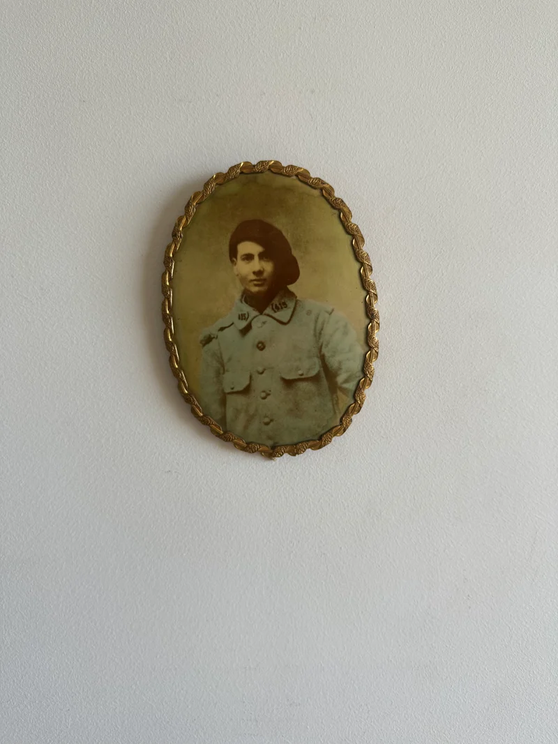 Photographie poilu dans cadre en laiton à poser
