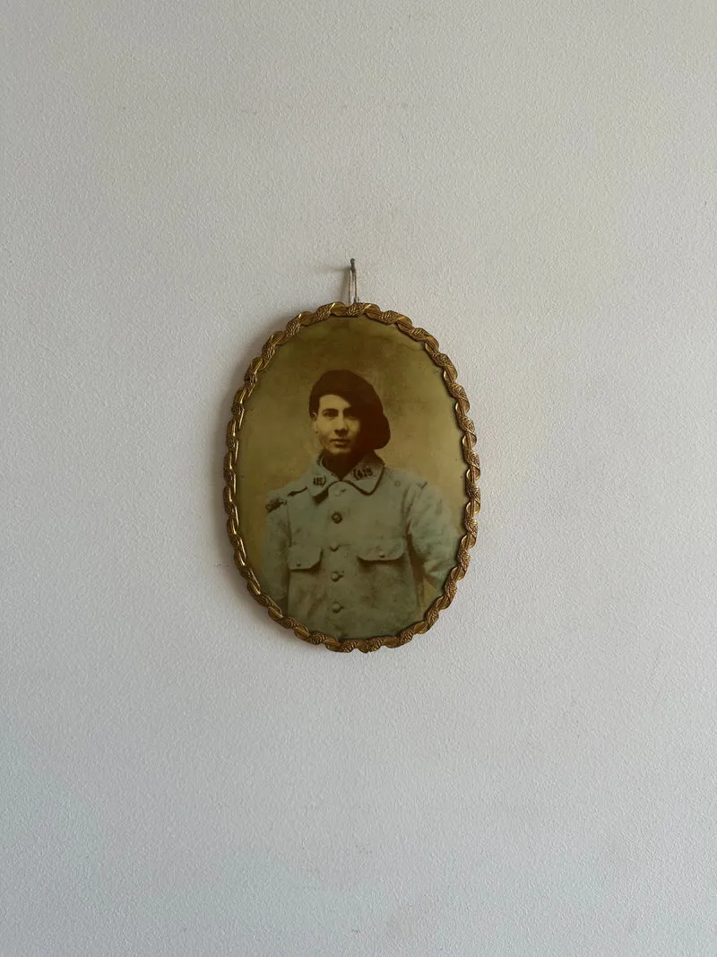 Photographie poilu dans cadre en laiton à poser
