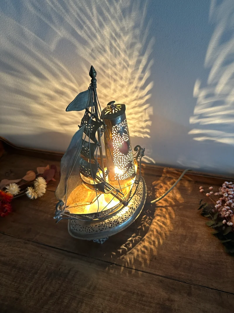 Bateau lampe en métal argenté fait à la main
