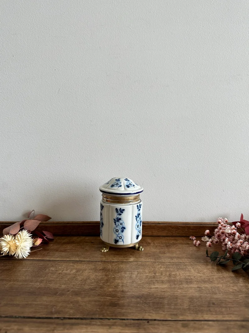 Pot en porcelaine peinte cerclé de laiton sur pieds