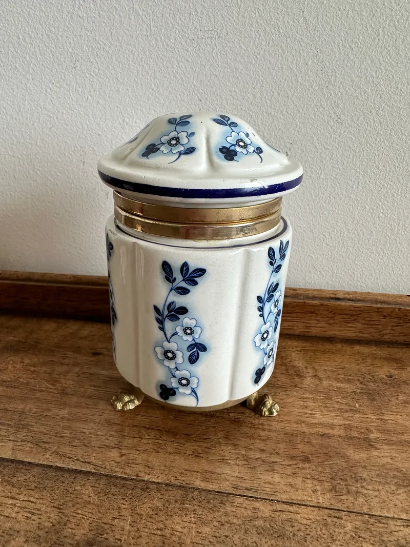 Pot en porcelaine peinte cerclé de laiton sur pieds