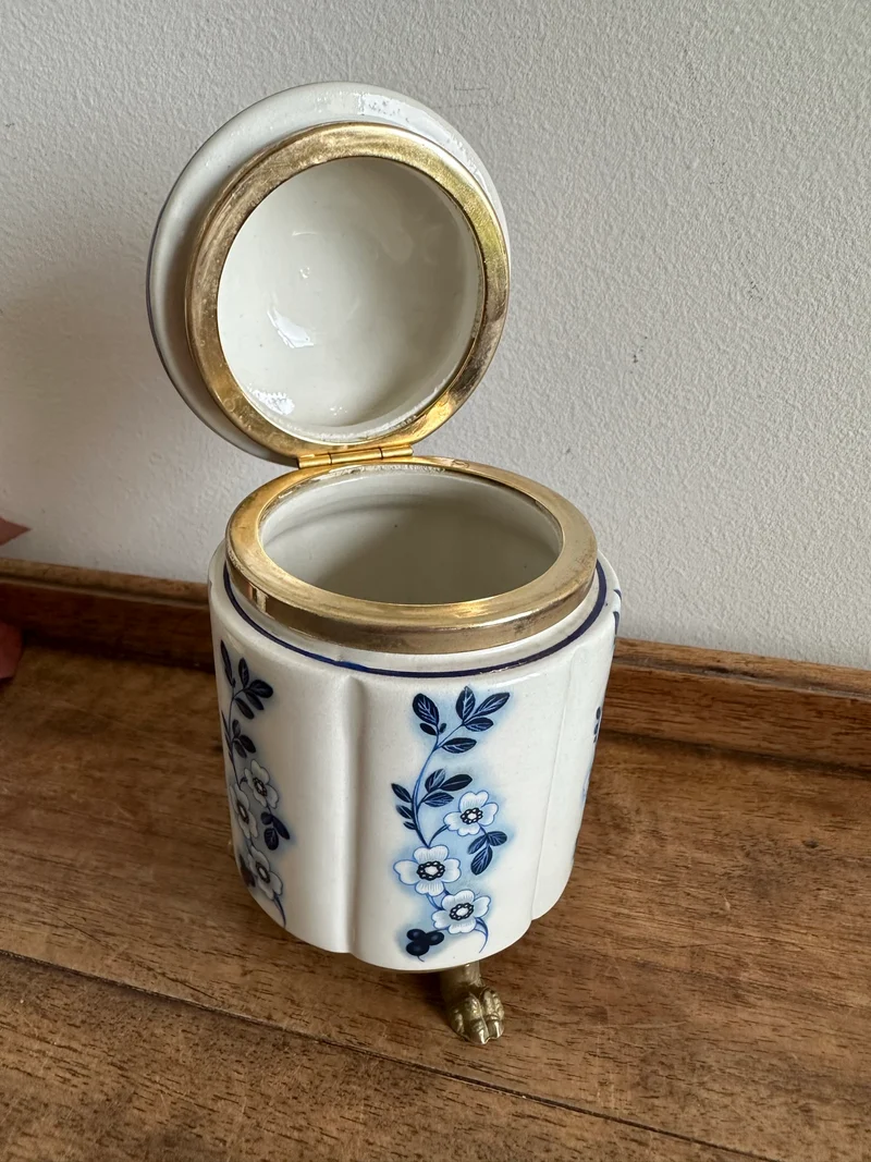 Pot en porcelaine peinte cerclé de laiton sur pieds