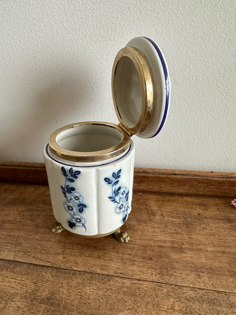 Pot en porcelaine peinte cerclé de laiton sur pieds