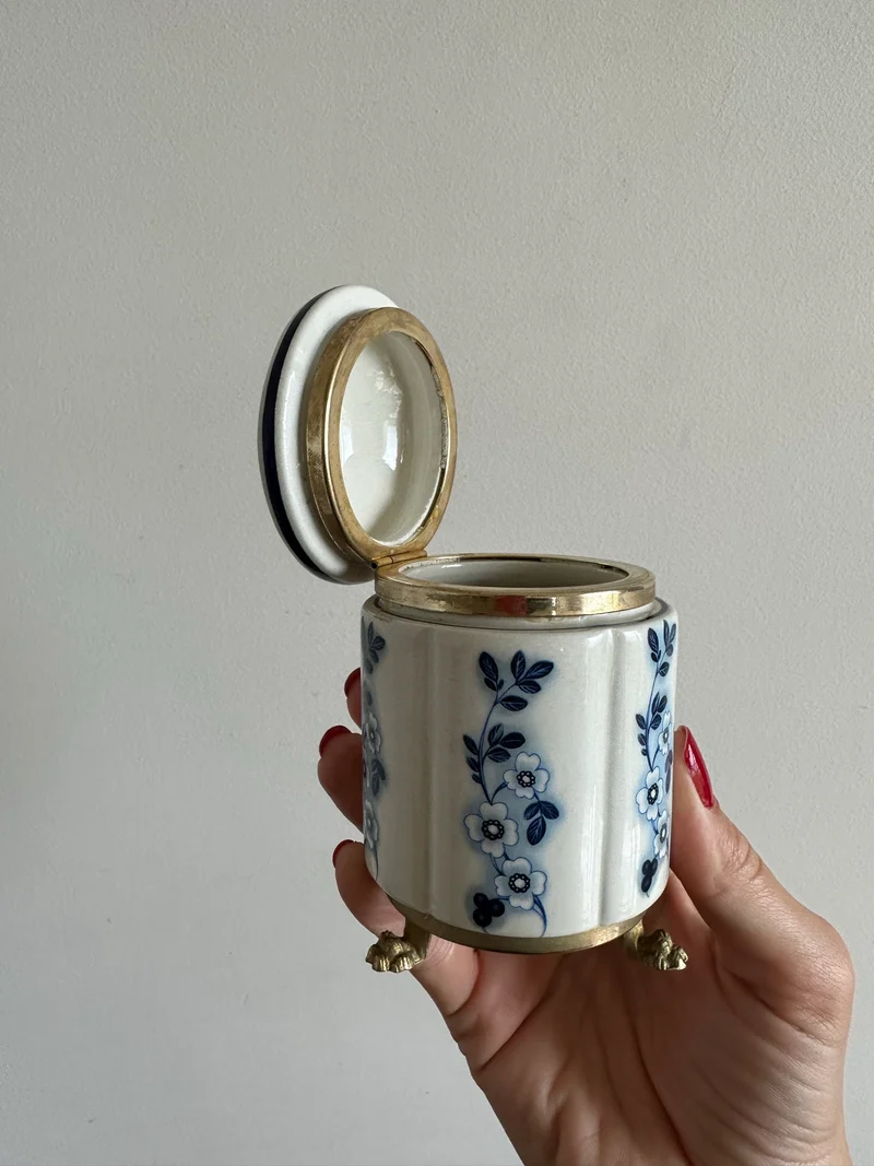 Pot en porcelaine peinte cerclé de laiton sur pieds