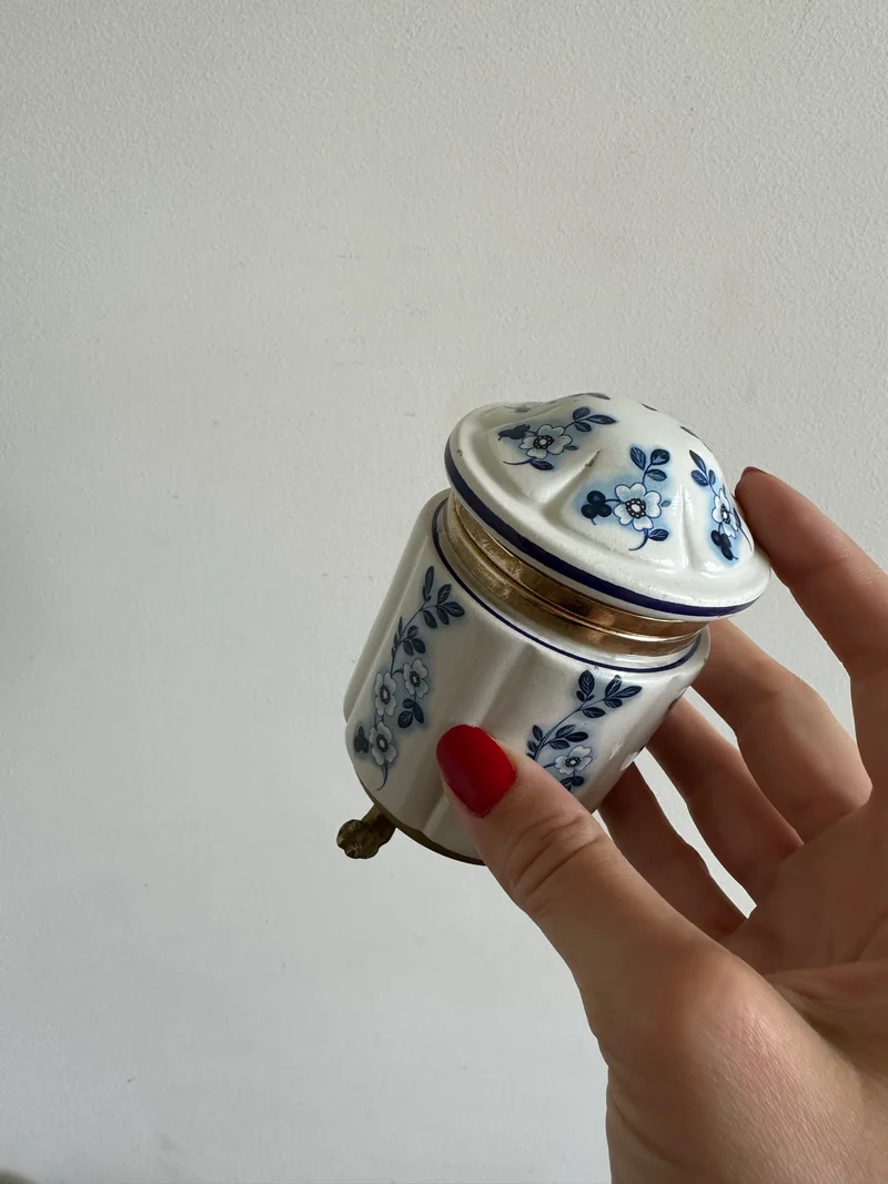 Pot en porcelaine peinte cerclé de laiton sur pieds